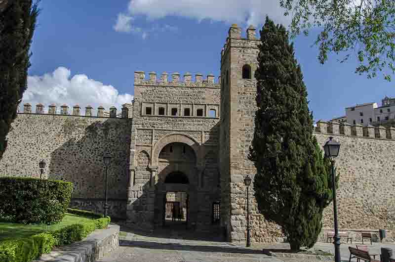 Toledo 029 - Puerta Antigua de Bisagra.jpg